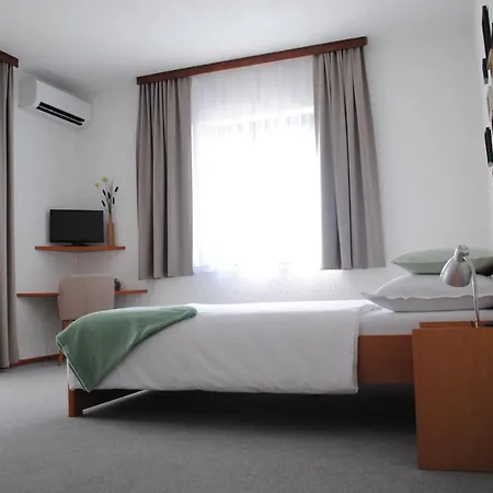 Rustika مالينسكا